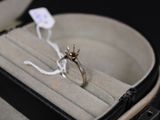 une bague dans un écrin à bague, avec une étiquette attachée