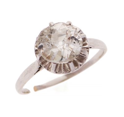 gros plan d'une bague en diamant sur fond blanc