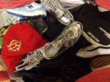 un tas de vêtements et de chaussures sur un lit
