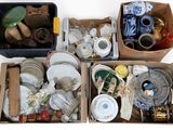 des boîtes remplies d'objets divers posées sur une surface blanche