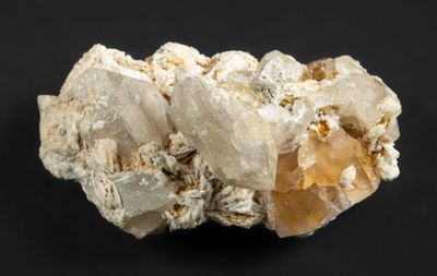 gros plan d'un morceau de roche sur une surface noire