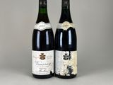 deux bouteilles de vin posées l'une à côté de l'autre sur une table