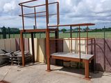 un banc posé au bord de la route