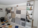 une photo d'un salon avec du carrelage sur les murs