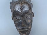 une image représentant une sculpture du visage d'un homme sur une surface blanche