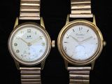 une paire de montres-bracelets pour femme, avec cadran blanc et bracelet en or