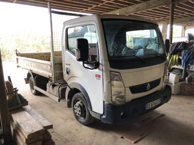 un camion blanc garé dans un garage