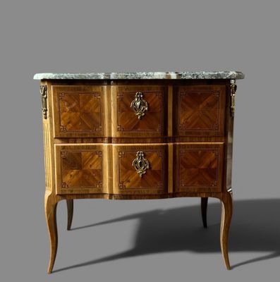 une image d'une commode en bois avec un plateau en marbre
