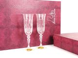 une paire de verres à vin dans un coffret cadeau, sur fond blanc