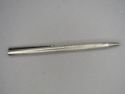 une image représentant un stylo posé sur une surface blanche
