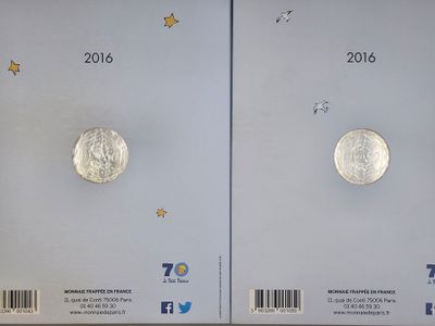 Deux pièces d'argent sont posées sur une table, avec un code-barres devant elles.