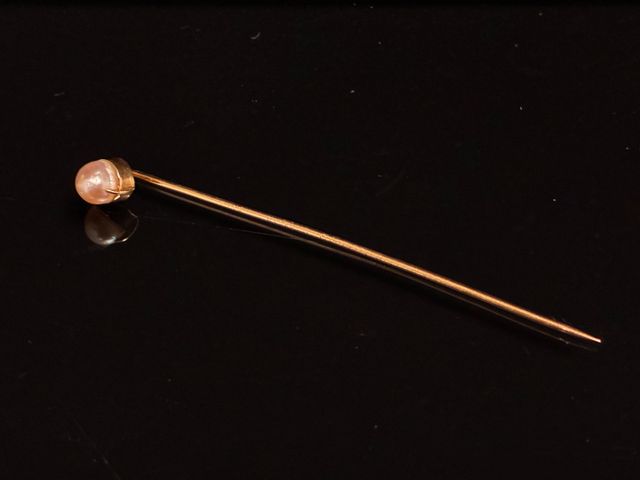 Épingle en Or 18 carats 750 millième à décor d'une perle. En règl...