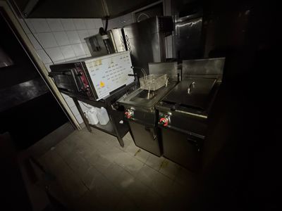 une cuisine équipée d'une cuisinière, d'un évier et d'un micro-ondes
