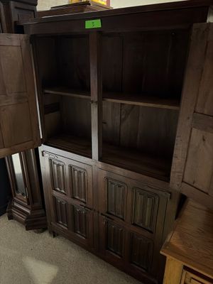 une photo d'une pièce dans laquelle se trouve une armoire
