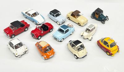 beaucoup de petites voitures miniatures posées sur une surface blanche