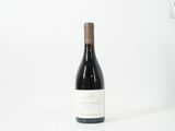 une bouteille de vin posée sur une table