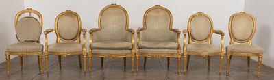 Mobilier de salon composé de six sièges en bois sculpté et d…