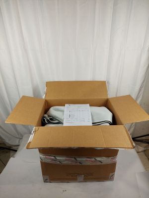 une boîte en carton contenant un ordinateur, posée sur une table