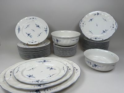 beaucoup d'assiettes et de bols posés sur une table