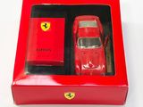 une boîte rouge contenant un téléphone Ferrari rouge et une boîte rouge contenant un téléphone Ferrari rouge