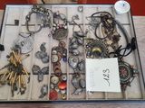 un plateau contenant de nombreux types de bijoux différents