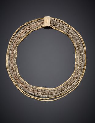 un collier en or et en argent avec un fermoir carré sur fond noir
