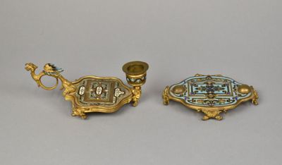 paire de bougeoirs anciens en laiton, ornés de motifs bleus et dorés