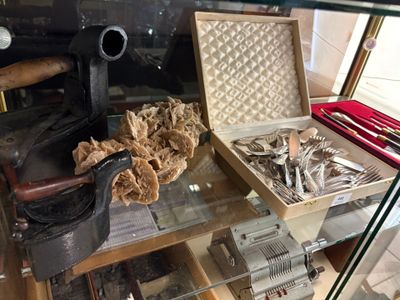 une vitrine contenant de l'argenterie et d'autres objets