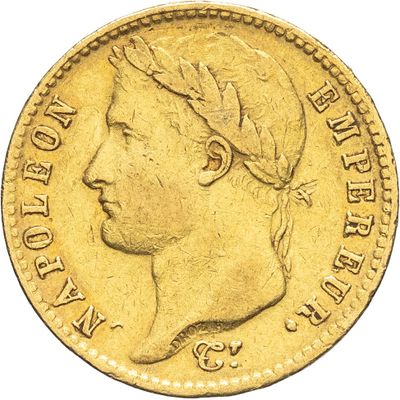 gros plan d'une pièce d'or sur fond blanc
