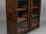 une vieille armoire en bois avec une porte vitrée et des étagères
