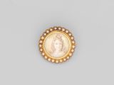une broche en or et perles représentant le portrait d'une femme