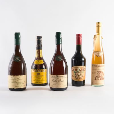 plusieurs bouteilles de vin sont alignées sur une surface blanche