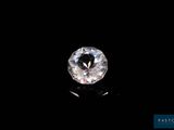un diamant blanc sur fond noir