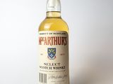 une bouteille de whisky écossais posée sur une surface blanche