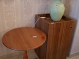 une petite table sur laquelle se trouve une lampe, à côté d'une autre lampe
