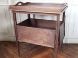 une petite table en bois surmontée d'un tiroir