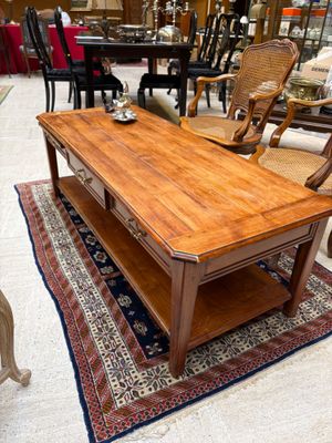 Table basse en merisier de forme rectangulaire à double plateaux ouvra - Photo 1