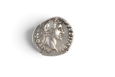 une pièce d'argent portant l'image d'un homme