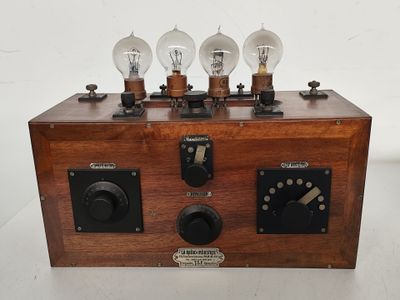 une radio à l'ancienne équipée de trois ampoules