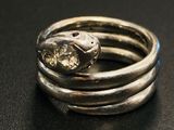 une bague en argent ornée d'un serpent