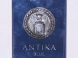 l'image d'une boîte de parfum bleue posée sur une table blanche