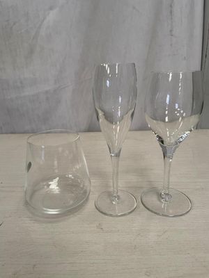 trois verres à vin posés sur une table l'un à côté de l'autre