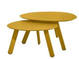deux tables jaunes posées l'une sur l'autre sur une surface blanche