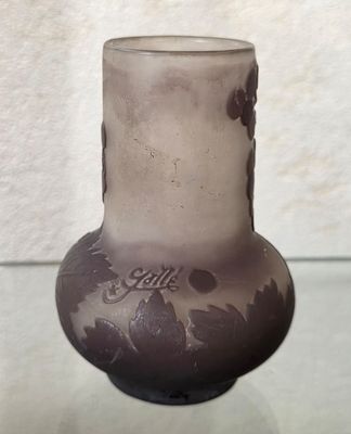 un vase en verre posé sur une table en verre