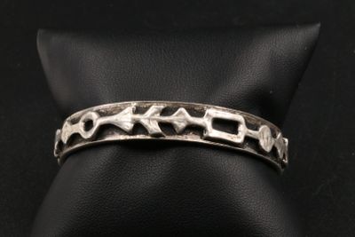 un gros plan d'une bague en argent ornée d'étoiles