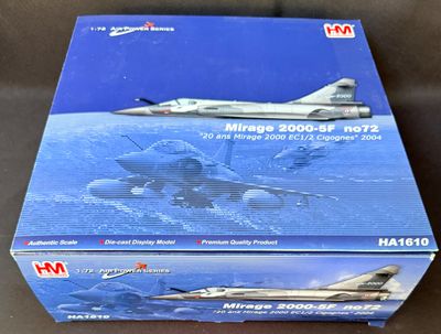 deux boîtes de maquettes d'avions posées sur une table