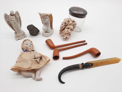 de nombreux objets posés sur une surface blanche