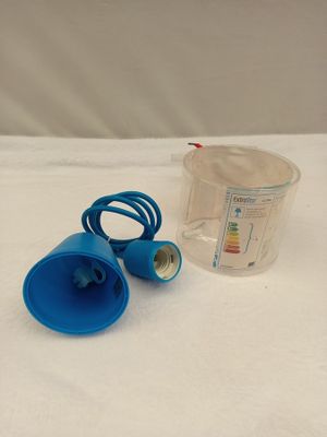 une tasse bleue et un gobelet en plastique posés sur une table blanche