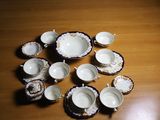 un grand nombre de tasses et de soucoupes sur une table