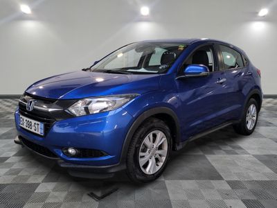 une Honda HRX bleue garée sur un sol à damier